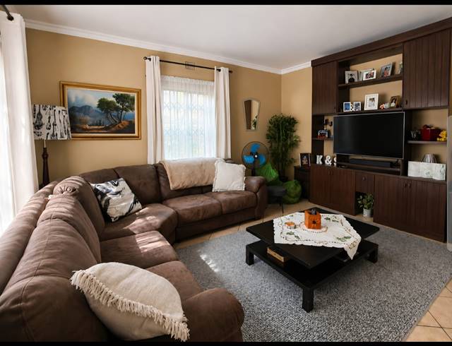 3 BEDROOM HOUSE FOR SALE IN ROTHDENE